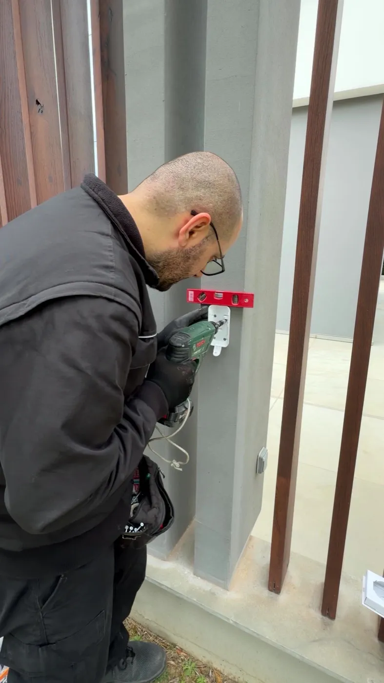 Careful levelling for correct installation of an outdoor detector on an entrance pillar